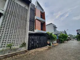 Dijual Cepat Rumah Semi Furnished 3 Lantai Area Bintaro