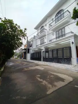 Brand New House Modern Classic 3 Lantai  Di  Dalam Komplek Mega Cinere