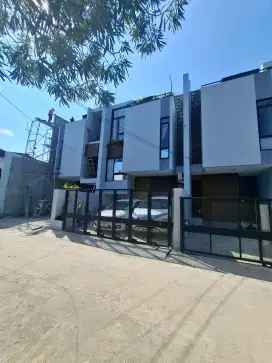 Rumah Baru 3 Lantai  Dekat Jalan Raya Di Duren Sawit Jakarta Timur