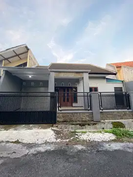 Rumah besar luas 210 di tata surya dinoyo samping kampus cocok bwt kos