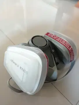 masker gas respirator atau half-face mask respirator.