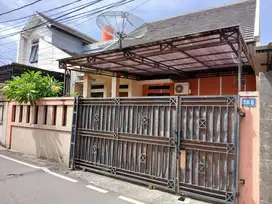 Dijual Rumah Bagus Kokoh 1.5 Lt pinggir jalan 2 mobil di Condet JakTim
