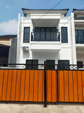 Dijual rumah baru 2 lt di Regency Melati Mas, Serpong
