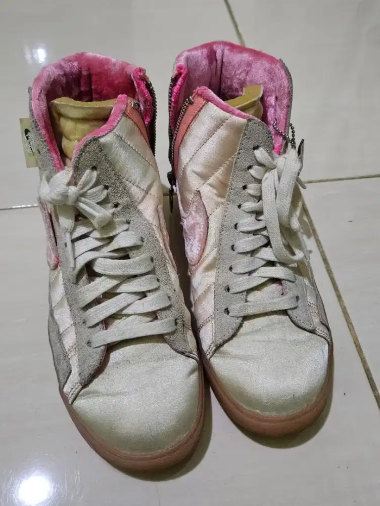 Sepatu bot cewe Nike size 36.5 cm, insole 23