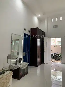 Rumah Posisi Hoek 2 Lantai Bagus Di Taman Narogong Indah S8811