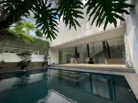 Dijual rumah cantik desain Tropical Home di Cirendeu