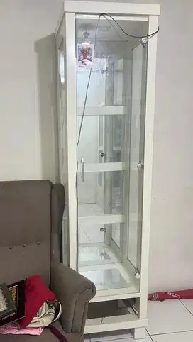 Lemari kaca ada lampu nya