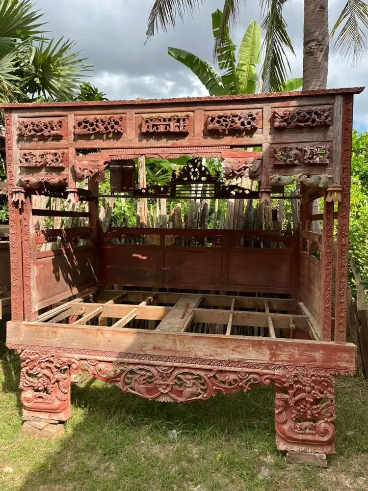 Ranjang ful ukir tua kuno