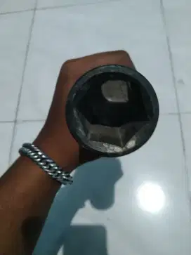 kunci ban truk besar