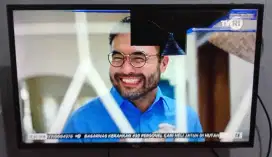 Dijual Murah TV LED Digital TCL 32 inch kondisi Panel sblh kanan hitam