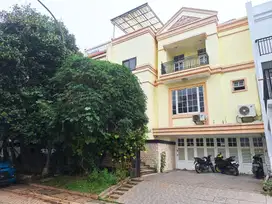 DISEWAKAN Rumah PIK BGM 10x18 5 Kamar Semi Furnish Siap Huni . MURAH