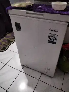 Freezer box ukuran 100 liter Midea