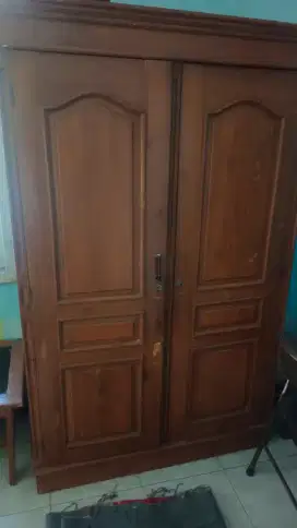 Lemari jati sangat kokoh