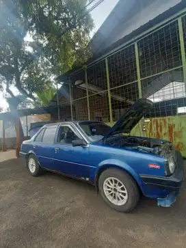 Mobil sedan nissan sunny tahun 1995
