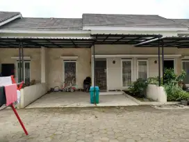 Disewakan rumah siap huni. Atau bisa di jual juga SEGERA!