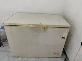 Dijual freezer box midea