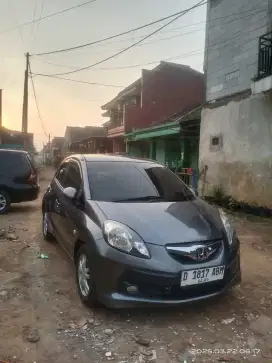 Mobil brio abu abu