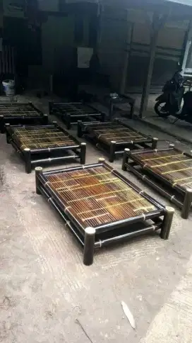 Bangku dan meja lesehan