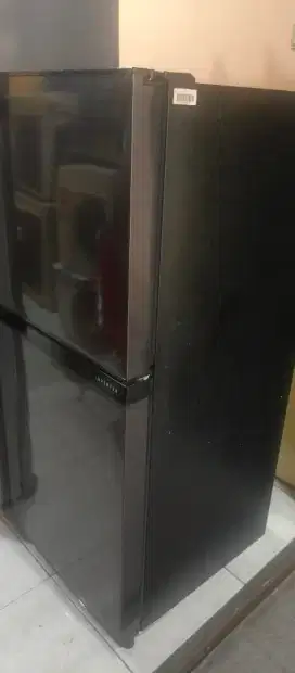Unit kulkas type 2 pintu merk Toshiba inverter dingin bagus