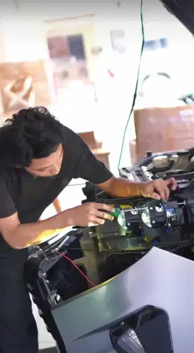 teknisi pemasagan biled,dan perlampuan lainya di mobil.