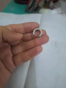 Anting titanium sebelah 
Ating fashion wanita 
Limited edition 
Barang