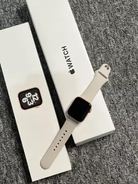 Apple Watch Series SE Gen 1 40MM Rosegold with starlight sport band