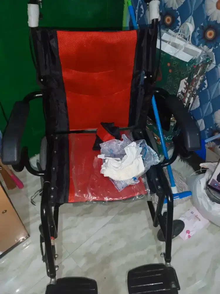 Kursi Roda Travel Merah