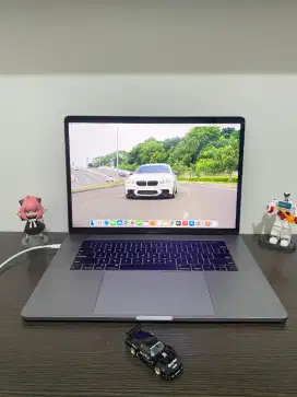 MacBook Pro 15 inch Core i9 Ram 16GB SSD 256GB Mulus
