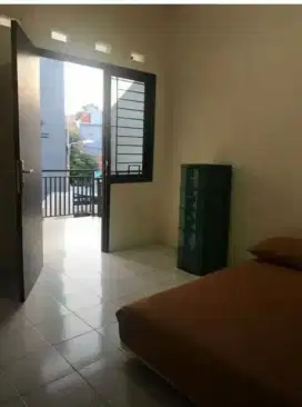 Disewakan kamar kost strategis kamar mandi & dapur dalam
