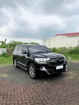 Toyota Land Cruiser VX200 Facelif 2021 Hitam