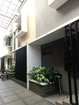 Dijual Cepat! Rumah + 6 Unit sewaaan Aktif, Jakbar, Dekat Senayan