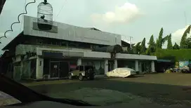 Lahan dan bangunan pinggir jalan utama di bawah njop di Pramuka