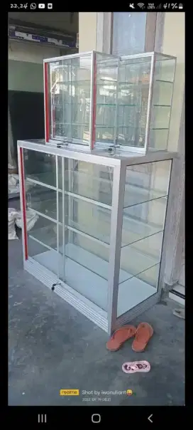 Etalase kaca lemari baju