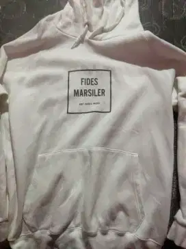 Hoodie Putih Marsiler Fides – Stylish & Nyaman Dipakai