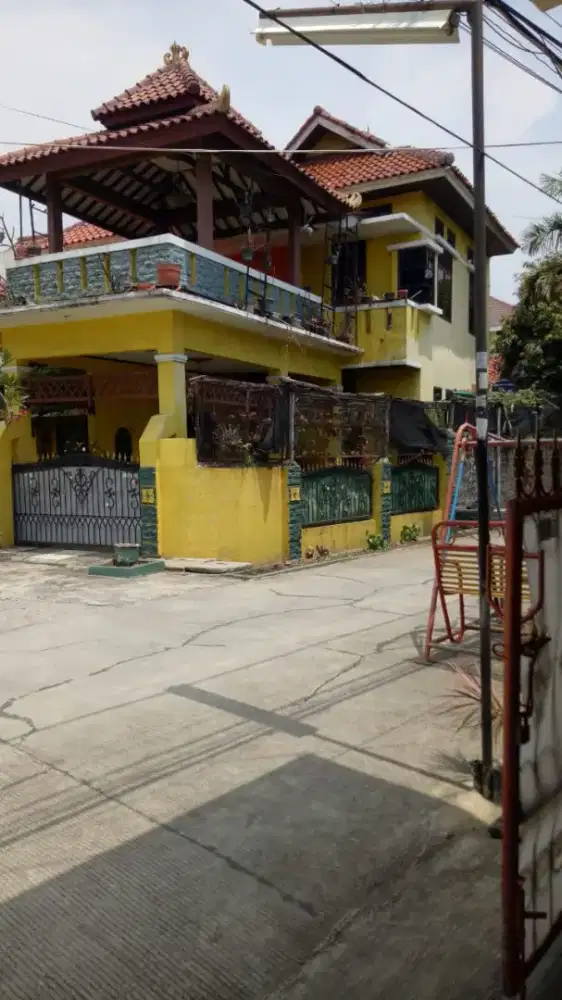 Rumah hook depan taman