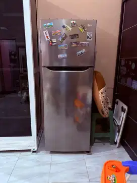 DIJUAL LEMARI ES LG INVERTER 2 PINTU