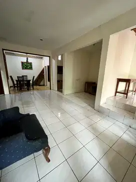 Dijual Rumah Strategis di Turangga dalam Komplek