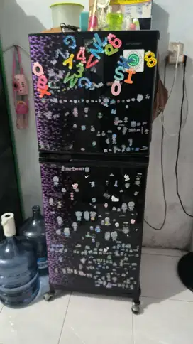 Kulkas 2 pintu merek SHARP kondisi bagus,dijual karena mau pindah kot.