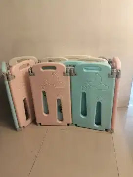 Pagar pengaman bayi bermain