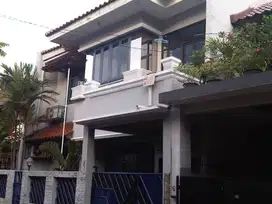 RUMAH 2 LT DISEWAKAN, STRATEGIS, BEBAS BANJIR & MACET, SEMI FURNISHED