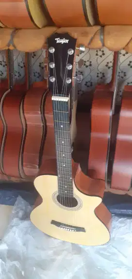 GITAR AKUSTIK TAYLOR