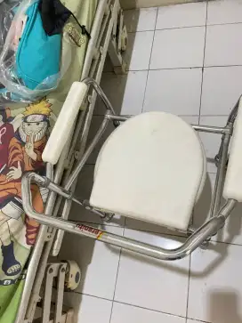 Tempat tidur RS dan kursi BAB dewasa