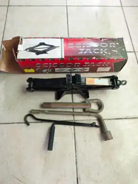 Dongkrak mobil 1,5 ton