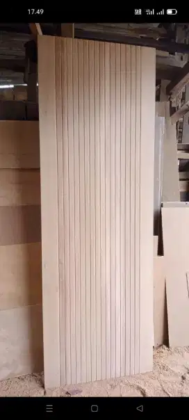 Pintu kayu kamper