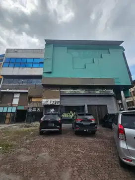 Gedung di Jalan Gatot Subroto ( Dekat Bundaran Majestik )