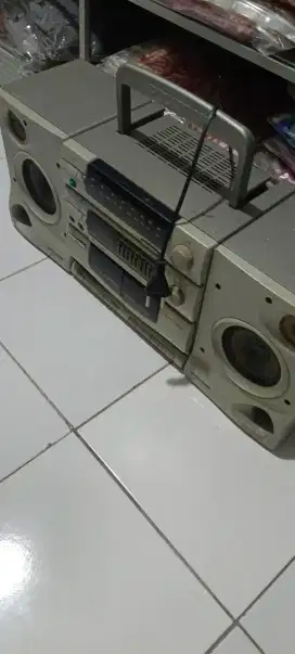 Radio polytron bekas