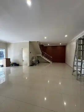 Dijual Rumah Full Renov Lingkungan Aman di Singgasana Pradana