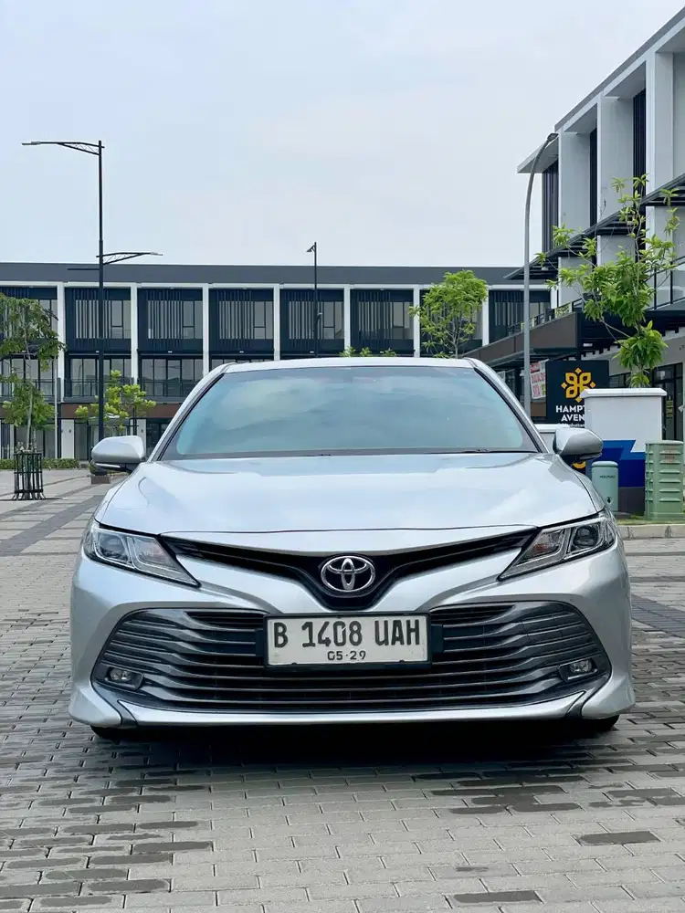 Sedan mewah tapi murah Toyota Camry V AT 2019 Silver Metalik Istimewa