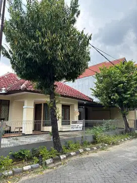 Disewa Rumah Posisi Hook Berlokasi Strategis di Bintara Bekasi Barat