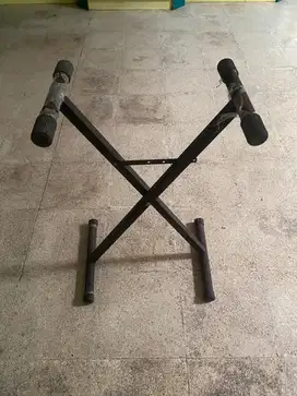 Stand piano hitam